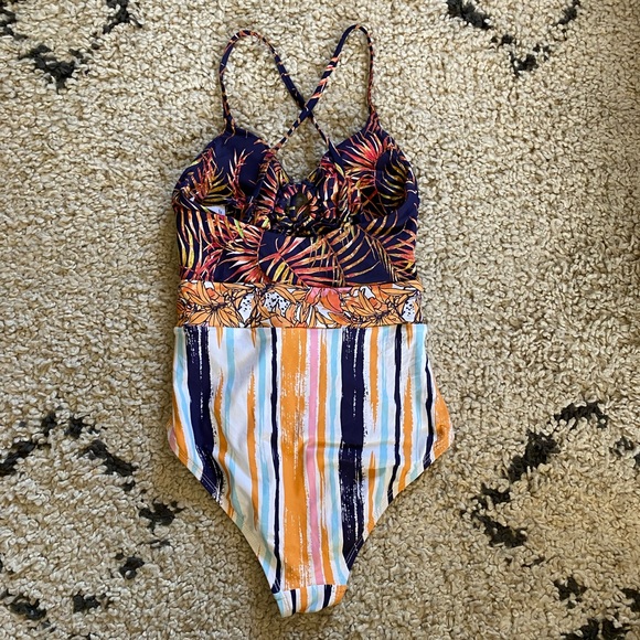 Cute, multi Color one-piece swimsuit - size S - Picture 4 of 6